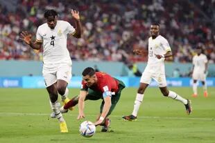 Cristiano Ronaldo de Portugal es derribado por Mohammed Salisu de Ghana durante el partido del Grupo H de la Copa Mundial de la FIFA Qatar 2022; el árbitro de Estados Unidos cobró penal y el portugués lo cambió por gol