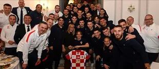Luka Modric junto a sus compañeros y autoridades de la selección croata. Crédito: Twitter