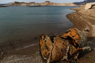 Un barril oxidado ubicado cerca del lugar donde fueron hallados los primeros restos humanos en el lago Mead