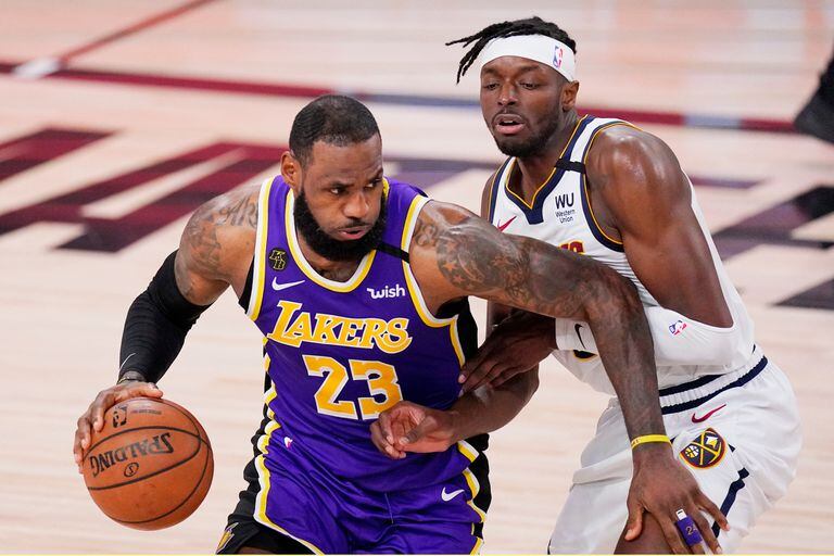 LeBron James (23) de Los Angeles Lakers impulsa contra Jerami Grant de los Denver Nuggets durante la segunda mitad de un partido de baloncesto de la postemporada de la conferencia de la NBA el sábado 26 de septiembre de 2020 en Lake Buena Vista, Florida