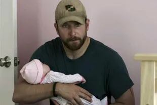 Bradley Cooper y el falso bebé de Francotirador