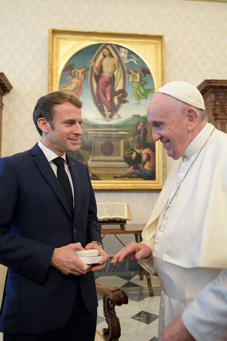 Emmanuel Macron junto al papa Francisco
