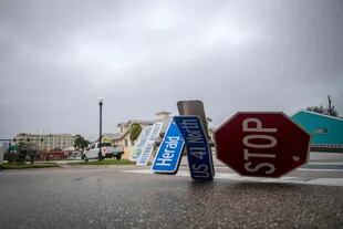 A street sign is overturned as the eye of Hurricane Ian passes through Punta Gorda, Florida on September 28, 2022.