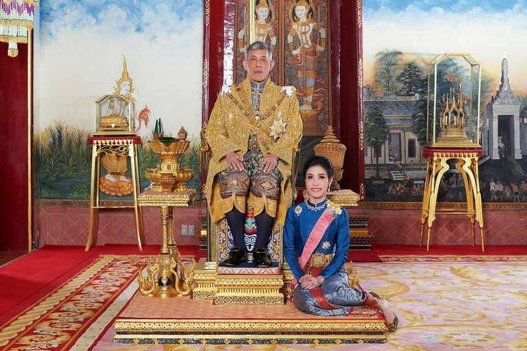 Sineenatra Wongvajirabhakdi, la consorte real, aqui junto a Rama X, antes de su caída en desgracia en el mes de octubre de 2019