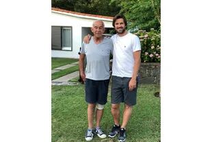 Con Carlos Salvador, su padre, reconocido ginecólogo de Río Cuarto, en la casa familiar de Alpa Corral.