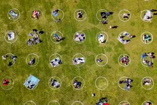 En Dolores Park, de San Francisco, Estados Unidos, se utilizó la misma técnica de los círculos pintados en el pasto para favorecer el distanciamiento social
