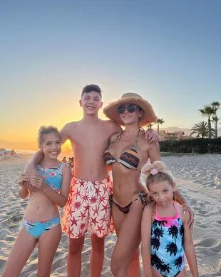 Evangelina Anderson disfruta de las paradisíacas playas de Marbella en compañía de su familia