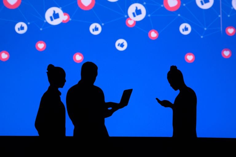 Los administradores de grupos en redes sociales trabajan duro para forjar una cultura saludable mientras buscan hacer cumplir códigos de conducta que exigen las plataformas online