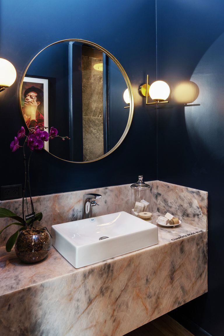 AZUL. En el baño se recurrió a tonos intensos y a materiales como la cuarcita Blue Rome en tonos rosas.
Por Gaby López Monzón @cestmoideco