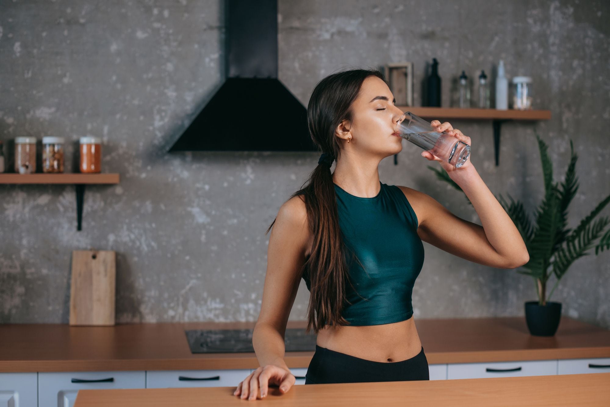 ¿Sirve tomar agua antes de comer? una experta en nutrición derriba el mito
