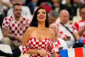 Miss Croacia mostró el furor por ella en la salida del estadio, pero hubo desbordes y la policía tuvo que ayudarla