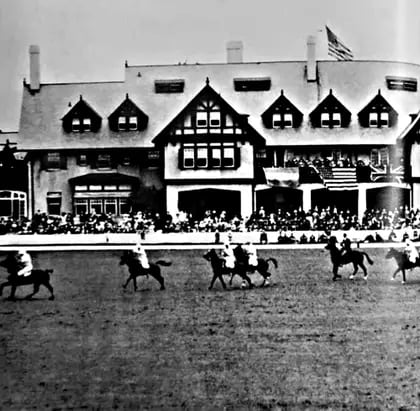 El bello edificio de Rumson Country Club, de Nueva Jersey, excepcionalmente sede del Abierto de Estados Unidos de 1922, ganado sorprendentemente por los argentinos.