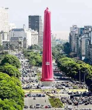 El obelisco porteño, enfundado en un preservativo gigante
