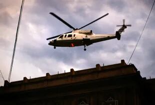Poco antes de las 20, el helicóptero presidencial con Fernando de la Rúa a bordo despega desde la terraza de la Casa Rosada; el Presidente ya había renunciado