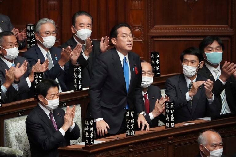 Fumio Kishida, en el centro, recibe una ovación tras ser elegido como primer ministro en la cámara baja del parlamento 