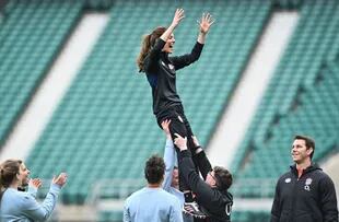 Kate Middleton, duquesa de Cambridge, es manteada por los jugadores durante un entrenamiento de la selección inglesa de rugby en el estadio de Twickenham, en Londres, el 2 de febrero de 2022