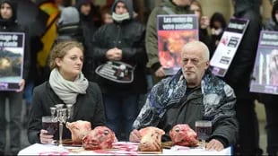 Activistas veganos en París, el 30 de enero de 2016, realizan una "protesta de impacto visual" con dos cabezas de cordero