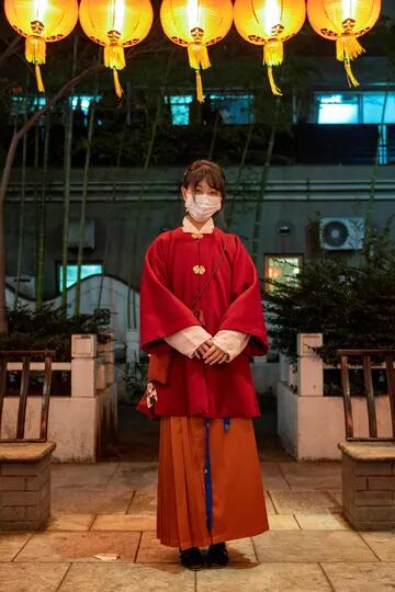 Ling Jing, con un traje tradicional chino Hanfu, posa para una foto en un parque el primer día del Año Nuevo Lunar del Buey en el área de Chinatown de Yokohama