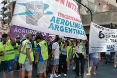 Trabajadores tercerizados de Aerolíneas Argentinas cortan Callao y Corrientes en reclamo del bono de fin de año