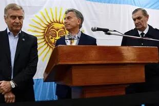 El presidente Mauricio Macri junto a Oscar Aguad y al exjefe de la Armada Marcelo Srur