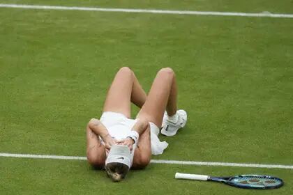 La checa Marketa Vondrousova sentenció el juego ante Ons Jabeur y se dejó caer sobre el césped de Wimbledon de la emoción