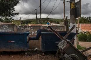 Joaquim Ribeiro busca material reciclable en un tacho de basura en San Pablo  