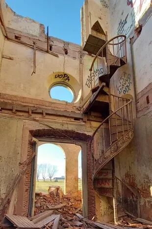 La foto de Gus Benitez muestra el principio de la demolición de mediados de 2021, cuando la vieja escalera de hierro que llevaba al mirador para detectar malones todavía estaba en su lugar