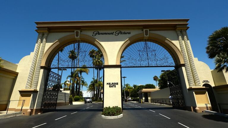 La célebre fachada de los estudios Paramount en la avenida Melrose, en Hollywood, California