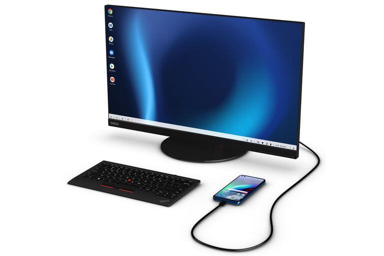 El modo Ready for del Moto G100 se puede activar con un cable USB-C o una base especial que trae ms puertos de conexin