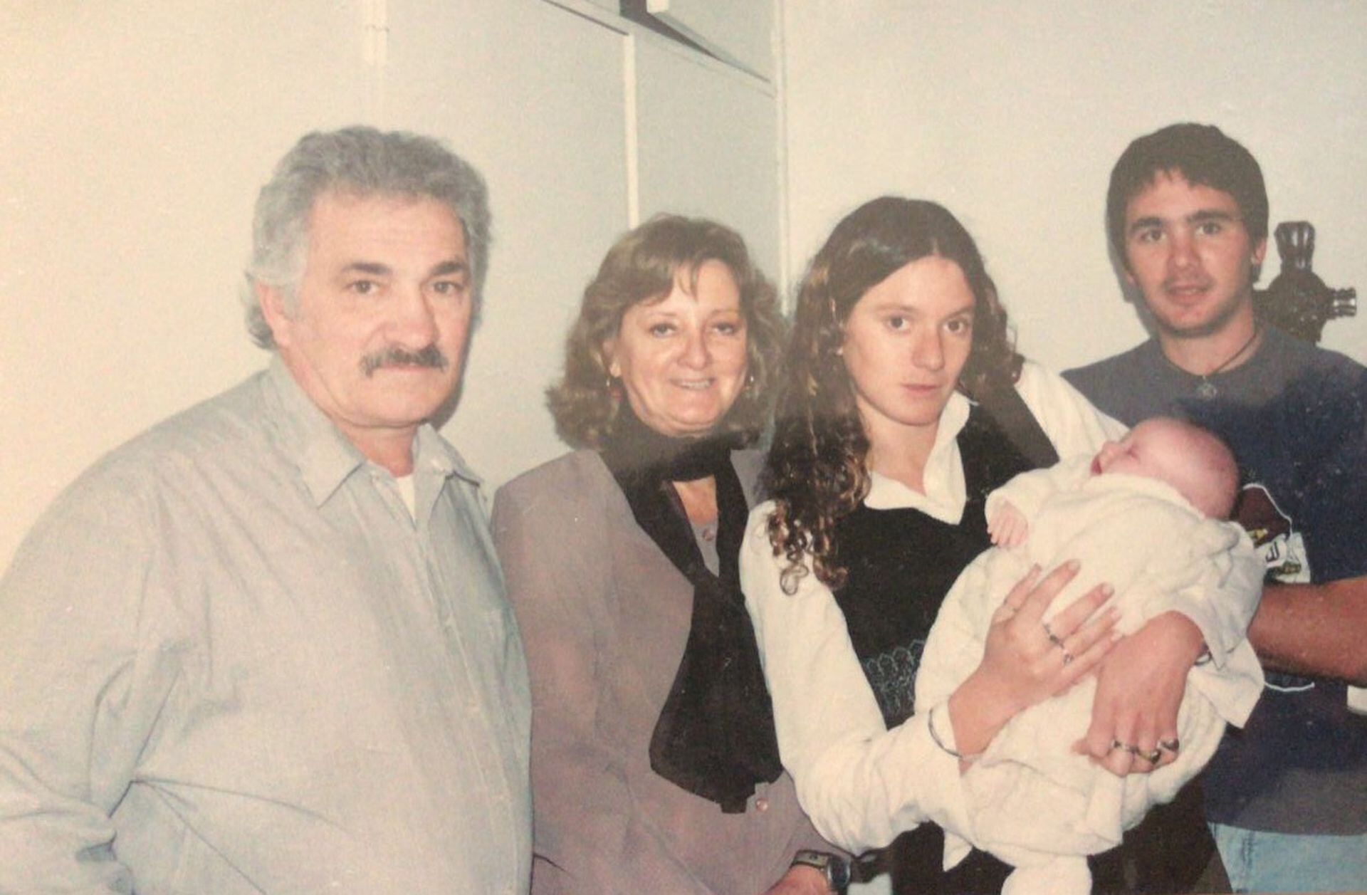 Norberto Roglich, junto a su esposa Lucía Mabel Mastropierro, su nieta recién nacida y sus hijos Julieta y Sebastián