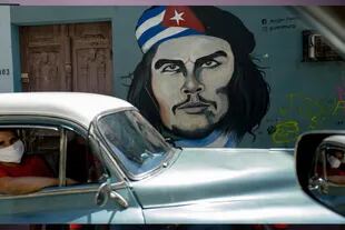 El Che en las pintadas callejeras de La Habana. El tapabocas se lleva incluso dentro del auto en Cuba Por @eliaponte