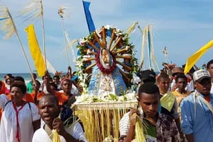 Desde hace dos décadas cuando los primeros misioneros llevaron la figura de la Virgen de Luján, los pobladores locales realizan procesiones con su imagen y manifiestan su devoción