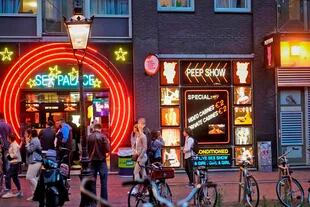 Coronavirus: reabrió la zona roja de Amsterdam con un gran cambio, sin besos