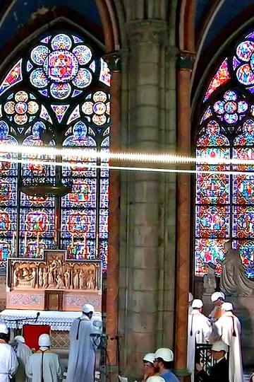 Michel Aupetit, Arzobispo de París, utilizó un casco rígido. Los restos de madera quemada aún son visibles y solo ingresaron unas 30 personas al templo