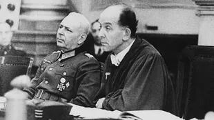 Conocido como el juez de Hitler, Roland Freisler (der.) condenó a muerte a Sophie y Hans Scholl y a Christoph Probst en febrero de 1943.