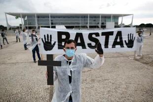 Trabajadores de la salud protestan contra el presidente brasileño Jair Bolsonaro y rinden homenaje a los colegas que murieron por complicaciones del coronavirus, el 1 de mayo de 2021