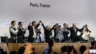 La mesa principal en la COP 21, tras el anuncio del acuerdo