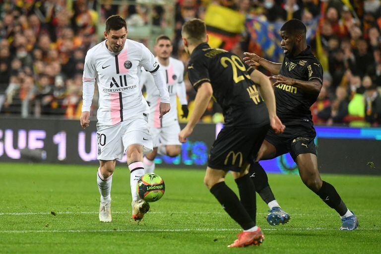 Messi intenta controlar la pelota con punta del botín