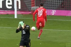 El arquero que erró la patada y le regaló el gol a Bayern Munich en el clásico de Alemania