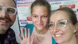 Bethany y Nik solo necesitan firmar la salida de su hija de un orfanato en el sur de Ucrania