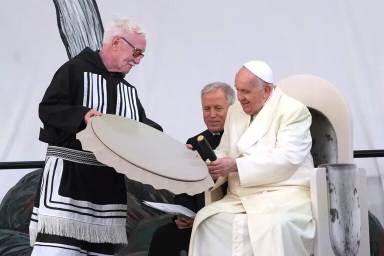 Pope ha concluso il suo tour in Canada vicino al Polo Nord e ha riconosciuto i suoi “limiti materiali”