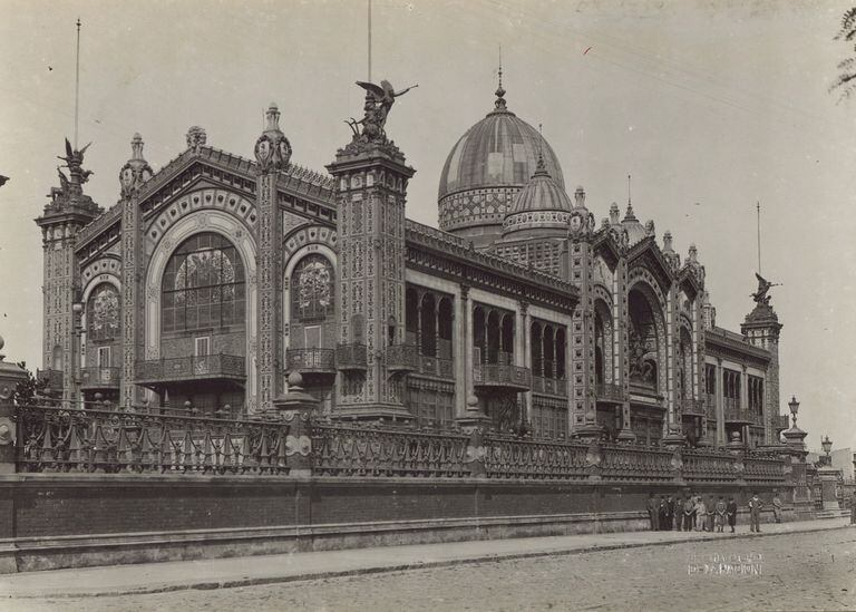 El Pabellón de la Exposición Internacional de París fue trasladado a la Plaza San Martín que sirvió de sede hasta 1933.
