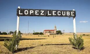 El último fin de semana de agosto, la iglesia (y el pueblo) se llena de personas que celebran el cumpleaños del pueblo y de Ramón López Lecube