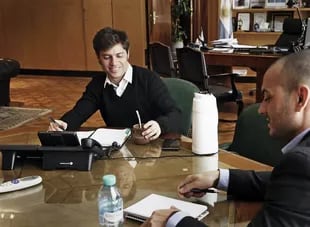 Axel Kicillof, en su oficina de Economía, junto a su vice Álvarez Agis, durante su paso por el Ministerio.