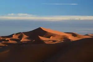 Descubren el misterio de una de las dunas más grandes de la Tierra que se desplaza por el desierto