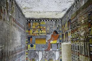 La tumba de Khuwy fue hallada en 2019 en Saqqara, una necrópolis ubicada 30 kilómetros al sur de El Cairo