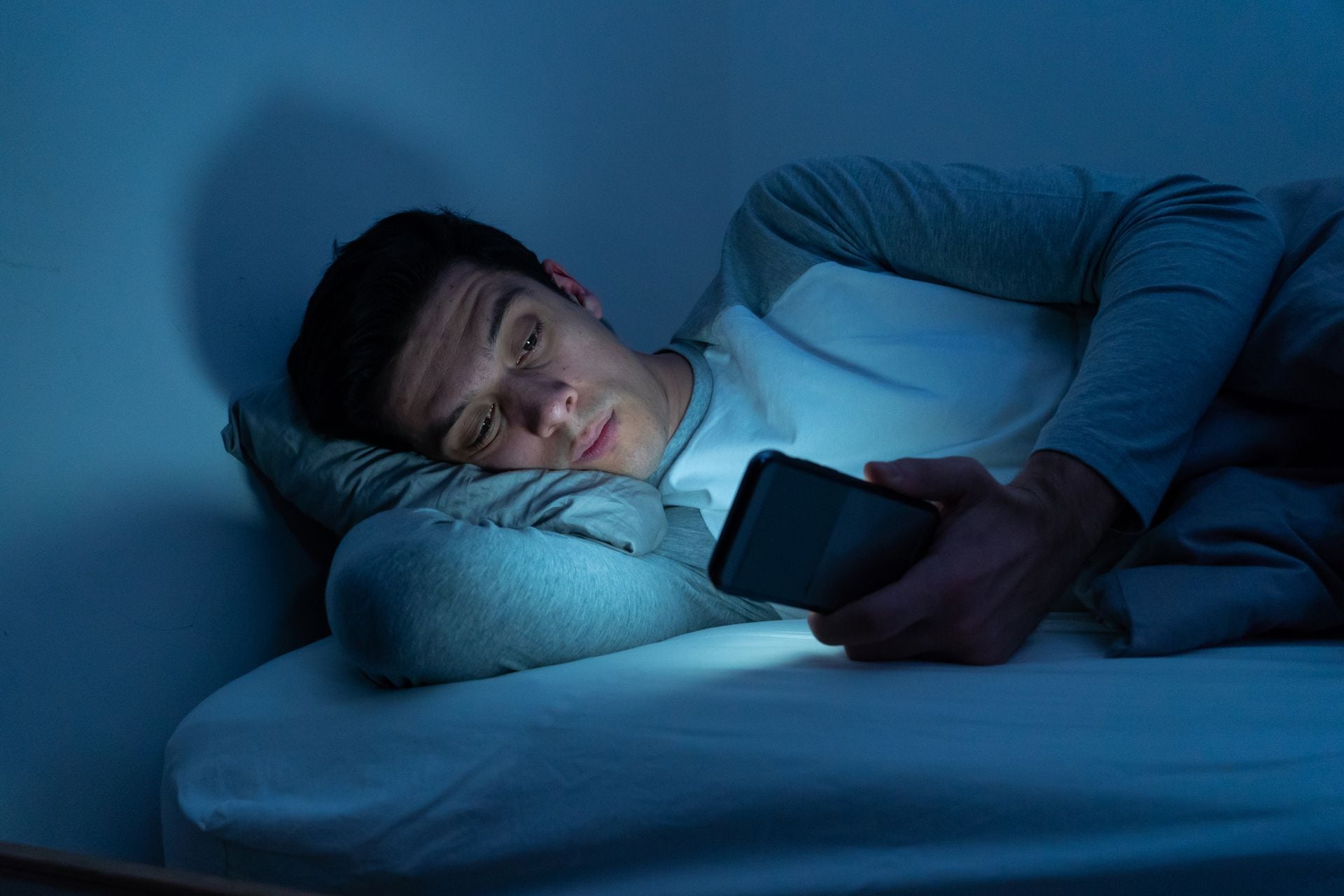 Los expertos aconsejan dejar de lado todos los dispositivos electrónicos a la hora del descanso, pero las preocupaciones muchas veces impiden la desconexión