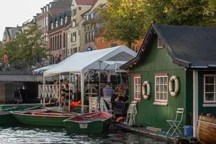 Amo mi barrio, Christianshavn, porque tiene una atmósfera única dentro de la ciudad. Técnicamente, forma parte del Centro, pero como está al otro lado del río, es menos turístico y se siente como algo independiente.