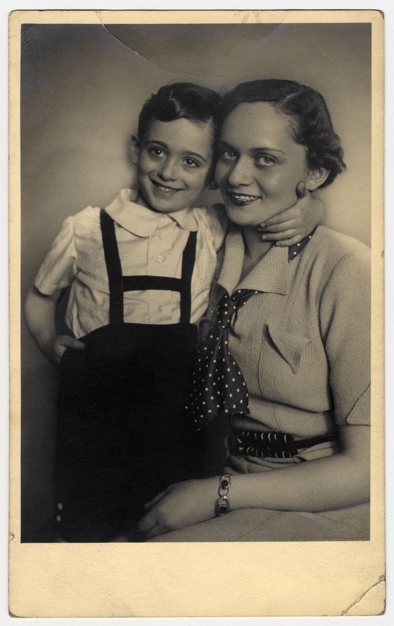 Janos Kovacs, junto a su mamá, Livia Reiner, antes del horror nazi. Gentileza Janos Kovacs