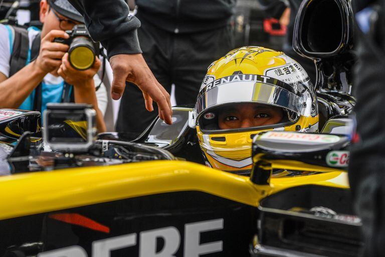 Zhou Guanyu, en un automóvil Renault F1, como piloto de pruebas, antes del GP de Shanghai de 2019